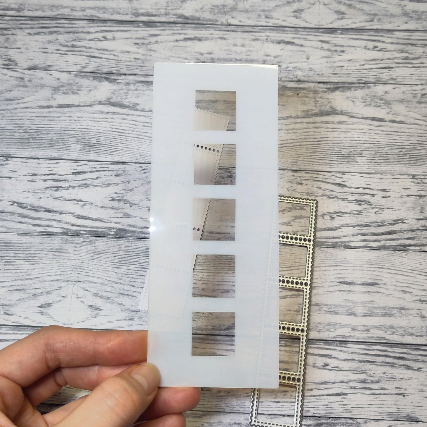 Gummiapan - Stamp Border Stencil