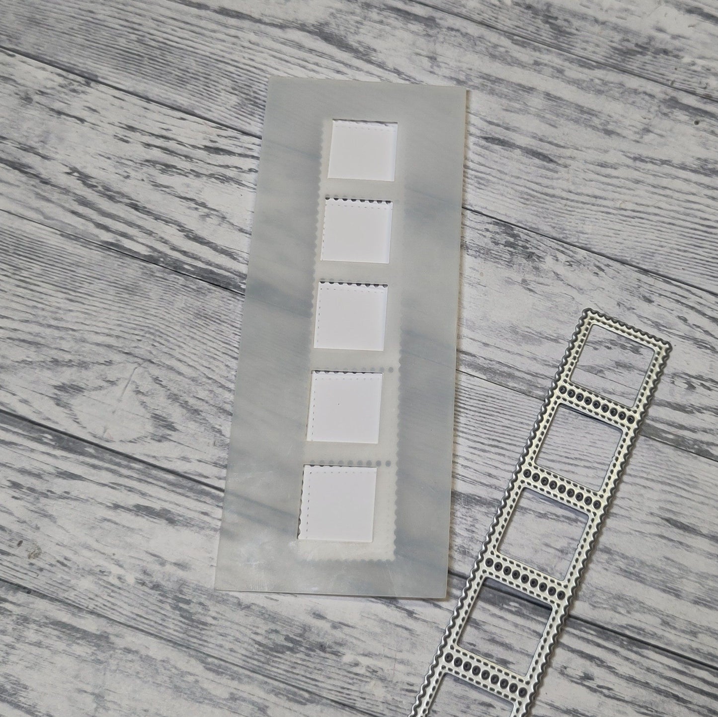 Gummiapan - Stamp Border Stencil